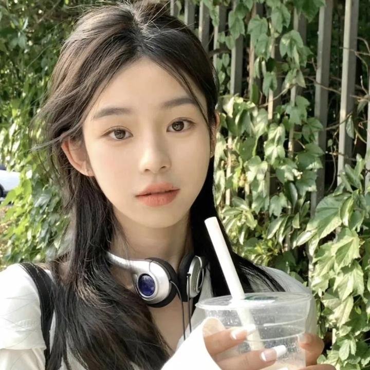 她的微笑像颗糖